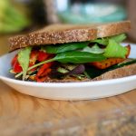 Sandwich met gegrilde courgette en paprika