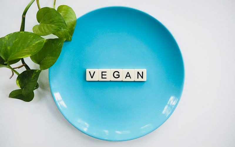 Blauw bord met de letters vegan erop