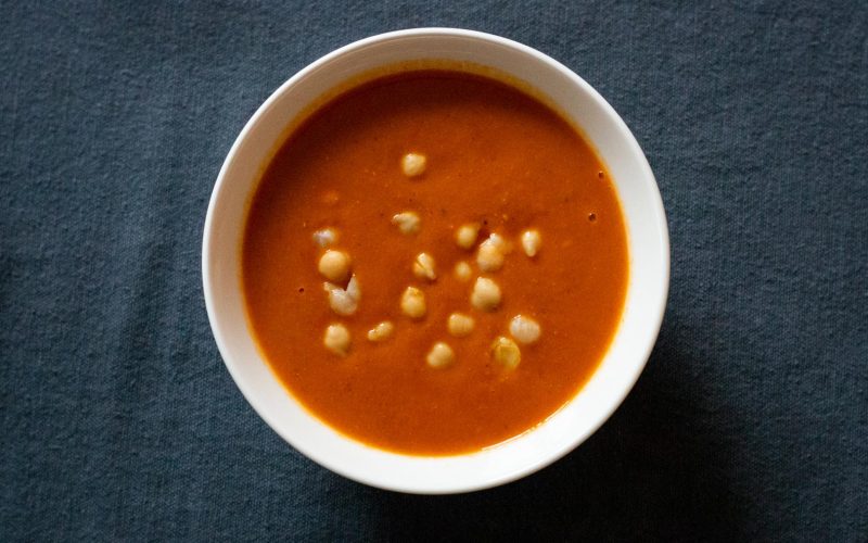 rode linzensoep met zoete aardappel